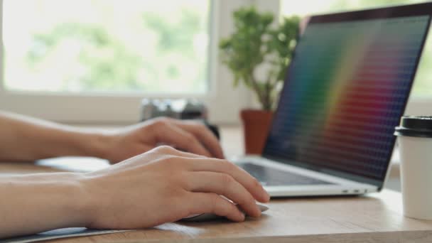 De cerca. diseñador utilizando un ordenador portátil para seleccionar una paleta de colores. — Vídeos de Stock