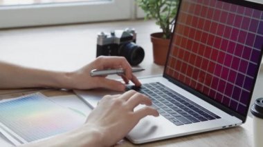 iç mimari yeni bir proje için renk şeması seçiyor .