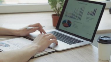 Kapat. İşadamı laptopuyla uğraşıyor. .