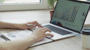 İş adamı pazarlama verilerini kontrol ediyor. İnsanlar ve teknoloji.