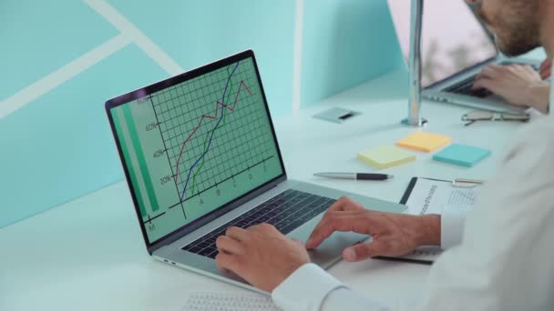Business analist samenstellen van een tabel van financiële groei. — Stockvideo