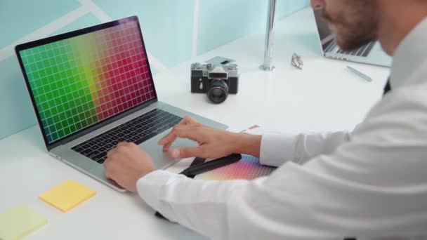 Designer travaille avec une palette de couleurs. personnes et technologie. — Video