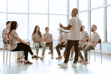 Bir grup genç konferans odasında bir seminerde.