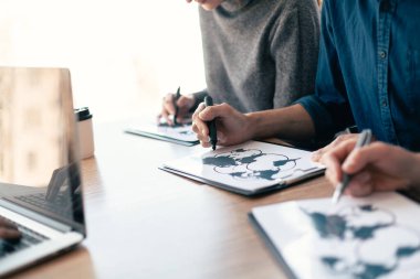 Bu görüntünün elementleri NASA tarafından döşenmiştir. İşletme ekibi planın lojistiğini kontrol ediyor.