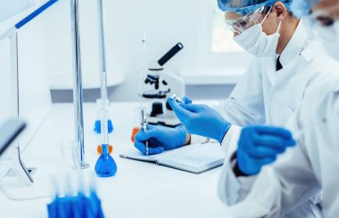 Kapat. Bir grup bilim adamı yeni bir aşının sonuçlarını test ediyor. .