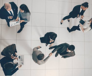 Üst Manzara. iş konularını tartışan bir grup çalışan.