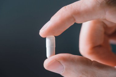 Kapat. Elinde beyaz hap. .