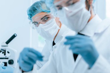 Kapat. Tıp meslektaşları laboratuarda çalışıyor..