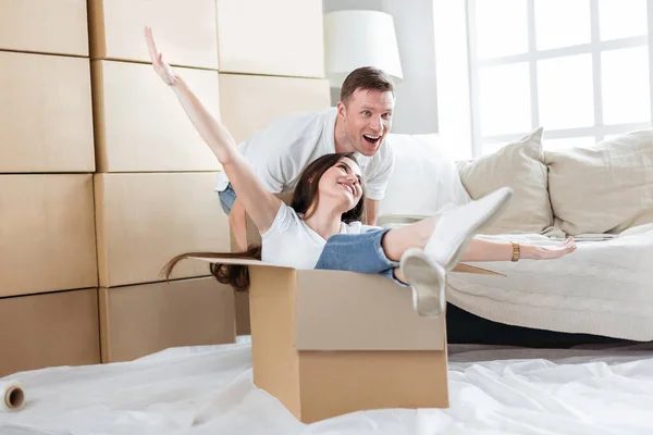 Lycklig man och hustru har roligt i sin nya lägenhet — Stockfoto