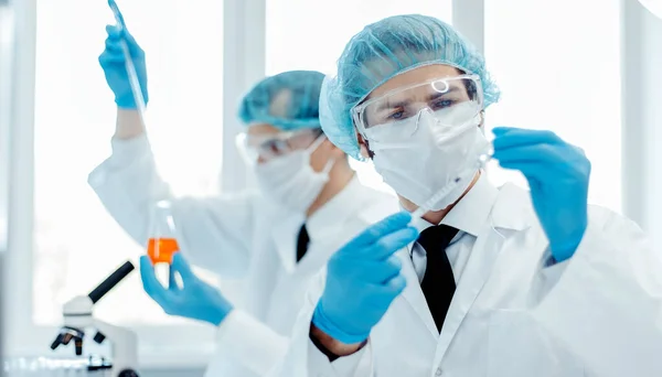 Vicino. gruppo di scienziati che lavorano in un laboratorio medico . — Foto Stock