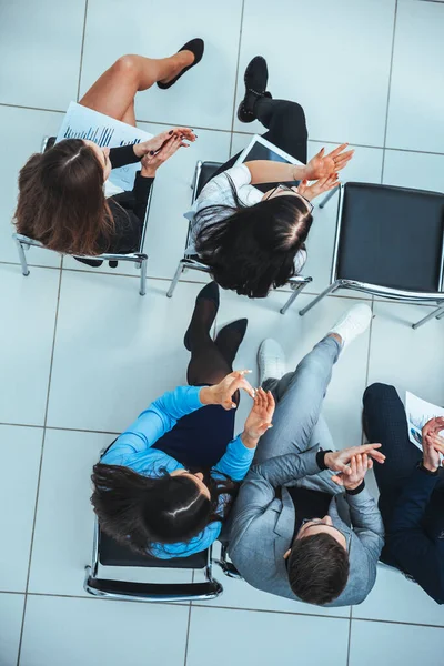 Grupo de funcionários aplaude sentado na sala de conferências — Fotografia de Stock