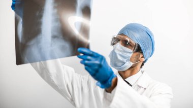 Kapat. Doktor akciğerlerin röntgenine bakıyor..