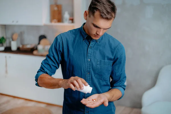 Hombres jóvenes tomando pastillas. concepto de protección de la salud. — Foto de Stock