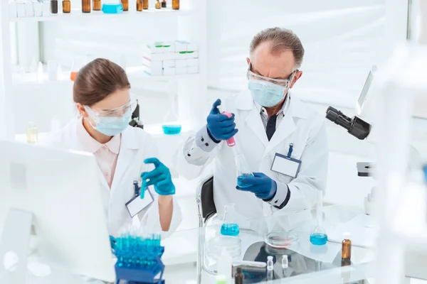 På nära håll. forskare arbetar med tester i laboratoriet. — Stockfoto