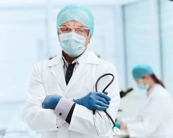 Fecha. médico com uma máscara protetora em pé no laboratório. — Fotografia de Stock