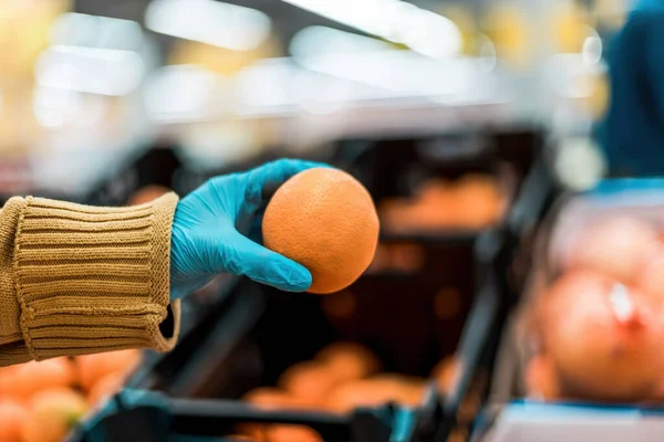 Orange fraîche dans les mains de l'acheteur .security concept — Photo