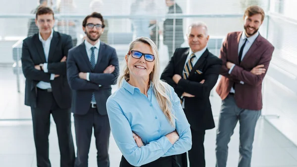 Trotse zakenvrouw staat voor een business team — Stockfoto