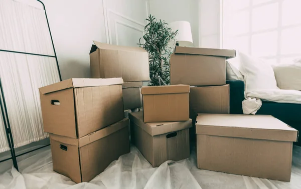 Muchas cajas de cartón en el nuevo apartamento. — Foto de Stock