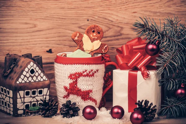 Karácsonyi kupa, mézeskalács ház és egy doboz ajándék. — Stock Fotó