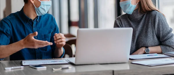 Werknemers in beschermende maskers bespreken werkkwesties. — Stockfoto