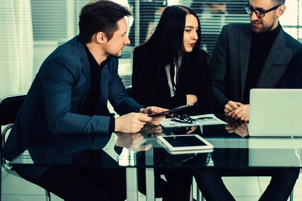 Colegas de negocios que debaten las tareas actuales en una reunión de trabajo. — Foto de Stock