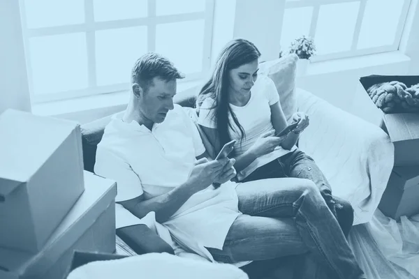 Feliz pareja joven mirando la pantalla de su teléfono inteligente . — Foto de Stock