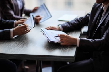 Çalışma grubu iş belgelerini tartışıyor. Kapat..