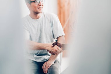 Kapat. Gençlerin dostça el sıkışmalarının arkaplan resmi .