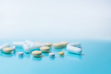 Kapat. Masada çeşitli tabletler var..