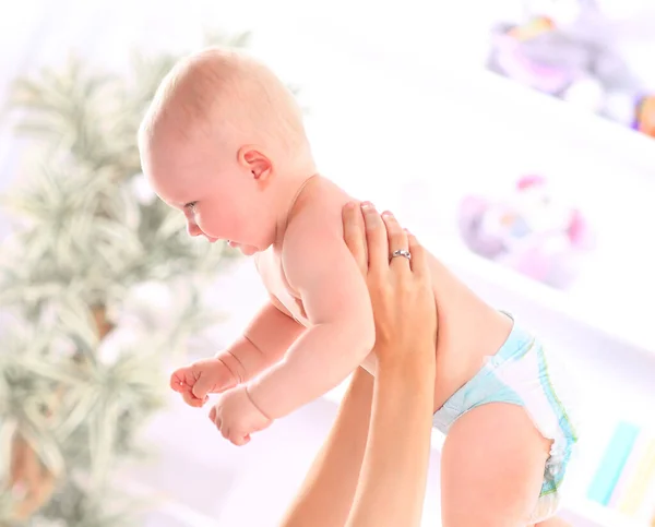 De cerca. feliz bebé en las manos de su madre. — Foto de Stock