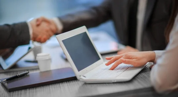 Colegas de negócios apertando as mãos sobre uma mesa de trabalho. de perto. — Fotografia de Stock