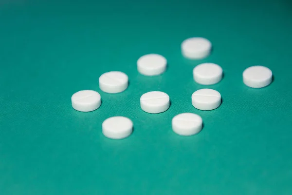 De cerca. cápsulas con medicamentos y comprimidos sobre la mesa. — Foto de Stock