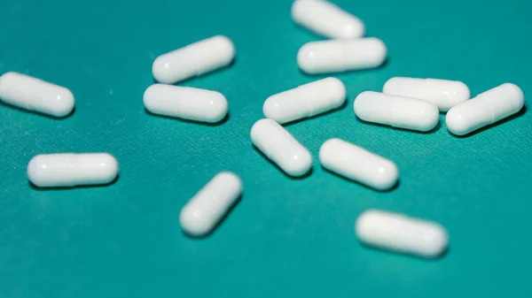 Fecha. cápsulas com medicamento sobre um fundo verde. — Fotografia de Stock