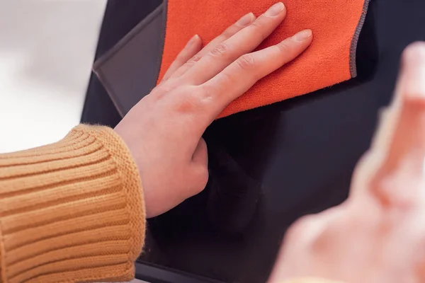 Nahaufnahme. eine junge Frau benutzt Antiseptikum, um ihren Laptop zu reinigen — Stockfoto