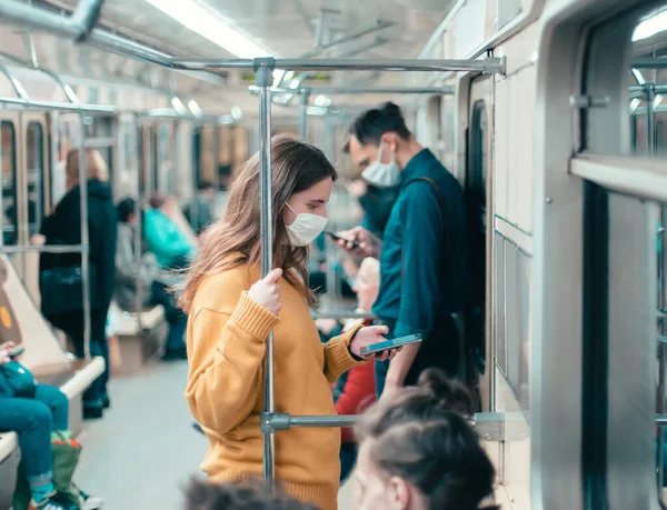 Variedade de passageiros montar o carro do metrô — Fotografia de Stock