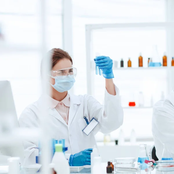 Grupo de cientistas realiza exames de sangue em um laboratório médico . — Fotografia de Stock