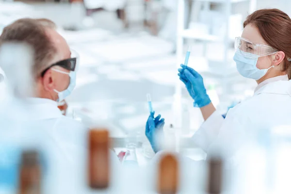 Visão traseira. colegas médicos discutindo os resultados do experimento. — Fotografia de Stock