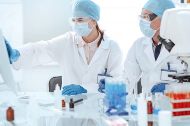 Bilim adamları modern bir laboratuvarda araştırmanın sonuçlarını tartışıyor..
