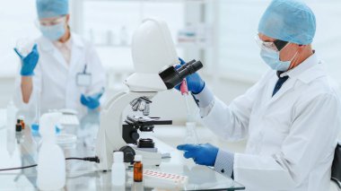 Kapat. Gribi araştıran bilim adamları .