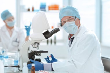 Kapat. Laboratuvar masasında oturan hırslı bir bilim adamı. .