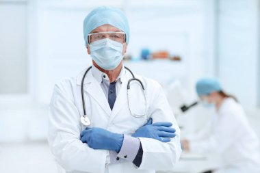 Kapat. Tıp laboratuarında doktorluk yapıyorum..