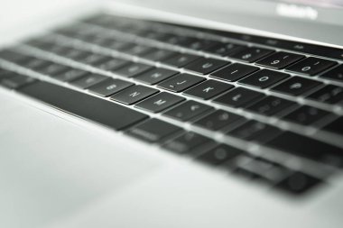 Kapat. dizüstü bilgisayardaki anahtarlar.