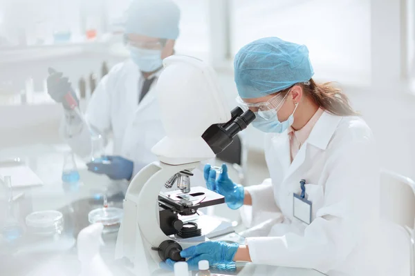 Tecnico di laboratorio effettua prove in laboratorio . — Foto Stock