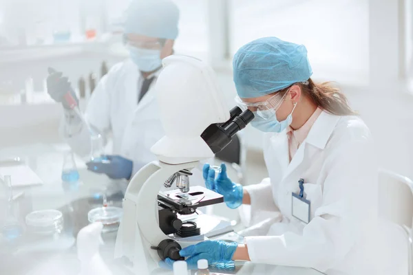 Técnico de laboratório realiza testes em laboratório . — Fotografia de Stock