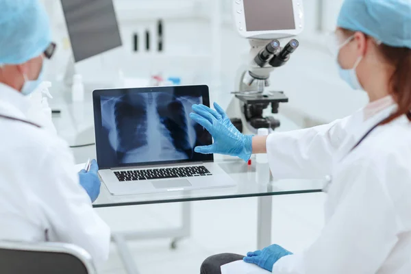 Doktorlar bilgisayarda göğüs röntgeni taramasına bakıyor. . — Stok fotoğraf