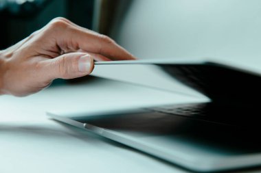 Kapat. Adam dizüstü bilgisayarıyla çalışmaya başlıyor. .