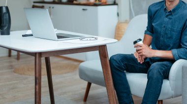 yaratıcı genç adam bir ofiste oturuyor..