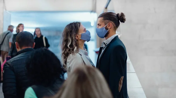 Paar in liefde staan in een metro tunnel. — Stockfoto