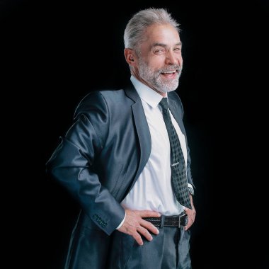 Kendinden emin kıdemli iş adamı. koyu arkaplanda izole