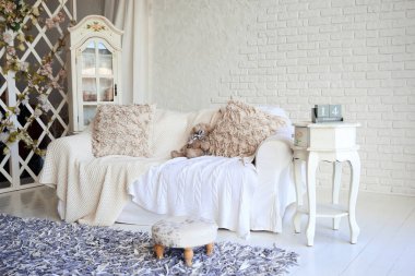 14 Şubat tarihli masa takvimi şık bir oturma odasındaki komodinin üzerinde..